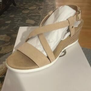Giani Bernini Women's Beige Wedge Sandal  Memory Foam 8.5